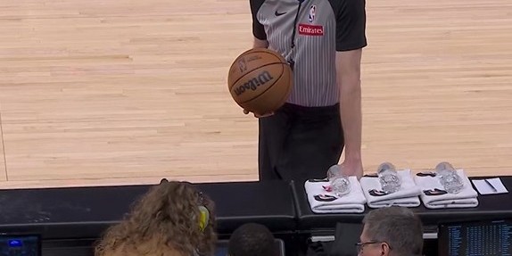 开云APP-决战到天亮？火狼第三节丰田中心计时器出问题 时间还剩99分钟！